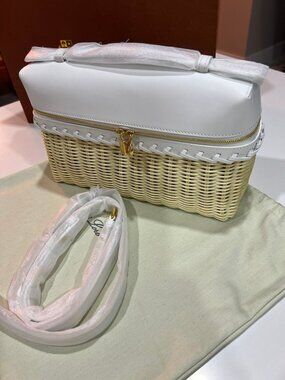 SOURCE UNKNOWN White Wicker Bag